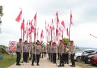 Ditresnarkoba Polda Kepri Bagikan 200 Bendera Merah Putih dan Sembako kepada Warga Tanjung Uma