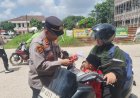 Polsek Bengkong Bagikan Bendera Merah Putih dan Salurkan Bantuan Sosial Sambut HUT Ke-81 Kemerdekaan RI