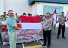 Satlantas, Sat Samapta, dan Sat Binmas Polresta Barelang Bersinergi Semarakkan HUT Ke-81 RI Melalui Pembagian Bendera Merah Putih dan Bantuan Sosial