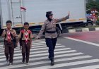 Jaga Keselamatan Pelajar, Polwan Polresta Barelang Atur Lalu Lintas di Depan SDN 001 Sungai Panas