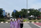 Polwan Polresta Barelang Amankan Aktivitas Siswa SDN 001 Sungai Panas Saat Jam Masuk Sekolah