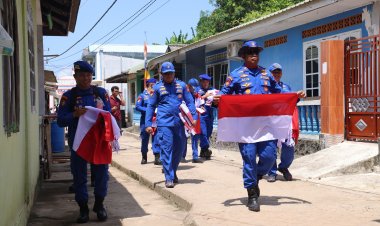 Ditpolairud Polda Kepri Bagikan 1.000 Bendera Merah Putih di Pulau Kasu Sambut HUT ke-81 Kemerdekaan RI