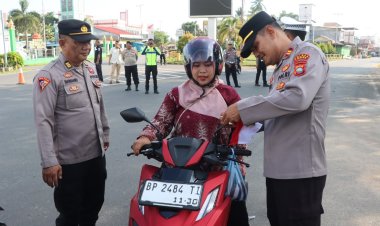 Sambut HUT RI Ke-81, Polres Lingga Gelorakan Nasionalisme Melalui Pembagian Bendera Merah Putih