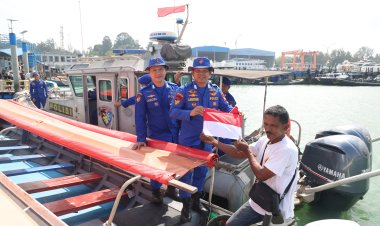 Ditpolairud Polda Kepri Bersama Masyarakat Kibarkan Semangat Kemerdekaan, Pasang 2.500 Bendera Merah Putih di Kapal Boat dan Kapal Pancung