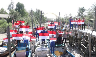 Polres Karimun dan Jajaran Polsek Bagikan dan Pasangkan Bendera Merah Putih, Ajak Masyarakat Semarakkan HUT RI Ke-81