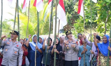 Bidhumas Polda Kepri Bersama Insan Pers Bagikan Ratusan Bendera Merah Putih dan Bansos di Belakang Padang
