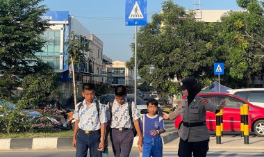 Pengaturan Lalu Lintas Pagi Hari, Polwan Polresta Barelang Pastikan Siswa SDN 001 Sungai Panas Menyeberang dengan Aman