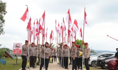 Ditresnarkoba Polda Kepri Bagikan 200 Bendera Merah Putih dan Sembako kepada Warga Tanjung Uma