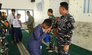 Mohon Doa Kesuksesan Latihan Operasi Terintegrasi TNI, TNI AL Gelar Sholat Hajat dan Santunan Anak Yatim