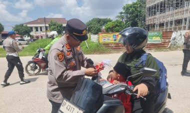Polsek Bengkong Bagikan Bendera Merah Putih dan Salurkan Bantuan Sosial Sambut HUT Ke-81 Kemerdekaan RI