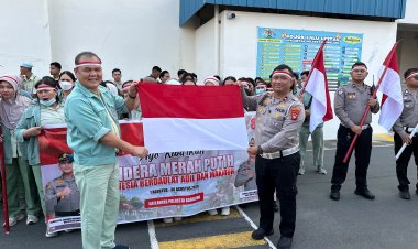 Satlantas, Sat Samapta, dan Sat Binmas Polresta Barelang Bersinergi Semarakkan HUT Ke-81 RI Melalui Pembagian Bendera Merah Putih dan Bantuan Sosial