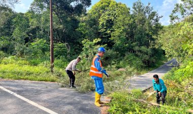 Semangat HUT Ke-81 RI, Polri Bersama TNI, Pemerintah dan Masyarakat Gotong Royong Bersihkan Jalan di Lingga Utara