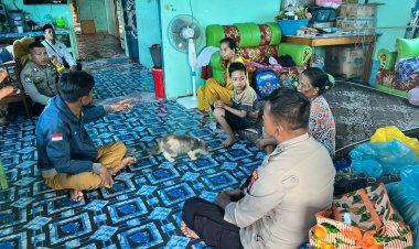 Rumah Lansia Rusak Berat, Polsek Daik Lingga dan Kelurahan Bersinergi Tangani Dampak Angin Kencang