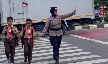 Jaga Keselamatan Pelajar, Polwan Polresta Barelang Atur Lalu Lintas di Depan SDN 001 Sungai Panas