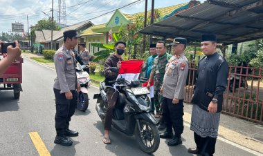 Bersinergi Semarakkan HUT RI, Polri-TNI dan Pemkab Lingga Bagikan Bendera