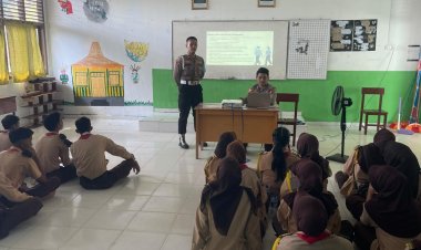 Hari Pramuka ke-65, Polsek Senayang Kenalkan Layanan Polisi 110 dan Keselamatan Berkendara bagi Pelajar