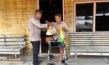 Polsek Daik Lingga Gelar Jumat Berkah, Salurkan Paket Sembako bagi Masyarakat