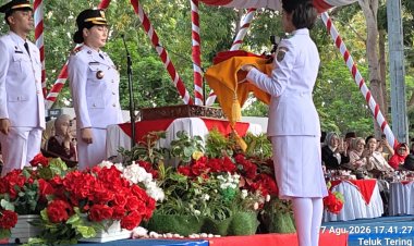 Polresta Barelang Hadiri Penurunan Bendera Merah Putih dalam Rangka HUT Ke-81 Kemerdekaan RI