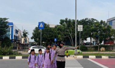 Polwan Polresta Barelang Amankan Aktivitas Siswa SDN 001 Sungai Panas Saat Jam Masuk Sekolah