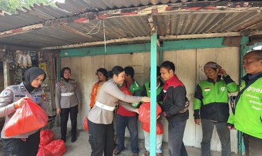 Polwan Polresta Barelang Berbagi Sembako dengan Driver Ojol di Tembesi