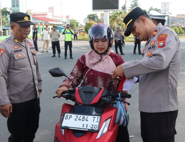 Sambut HUT RI Ke-81, Polres Lingga Gelorakan Nasionalisme Melalui Pembagian Bendera Merah Putih