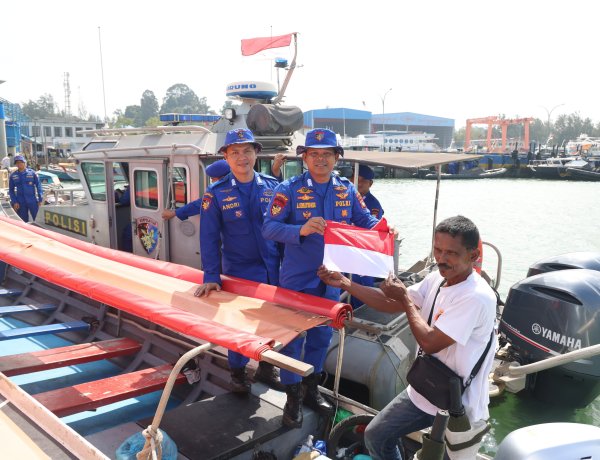 Ditpolairud Polda Kepri Bersama Masyarakat Kibarkan Semangat Kemerdekaan, Pasang 2.500 Bendera Merah Putih di Kapal Boat dan Kapal Pancung