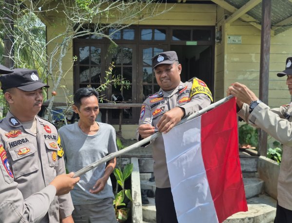 Polsek Daik Lingga Hadirkan Semangat Kemerdekaan Melalui Pembagian Bendera kepada Masyarakat