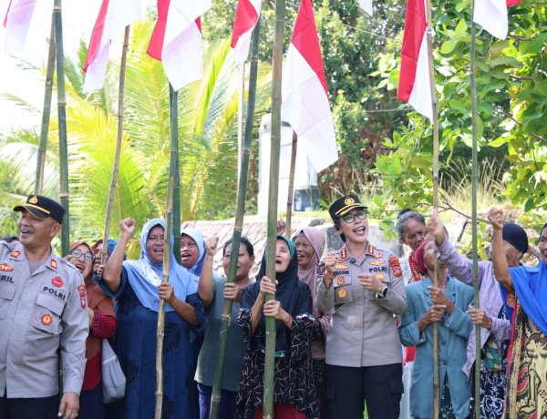 Bidhumas Polda Kepri Bersama Insan Pers Bagikan Ratusan Bendera Merah Putih dan Bansos di Belakang Padang