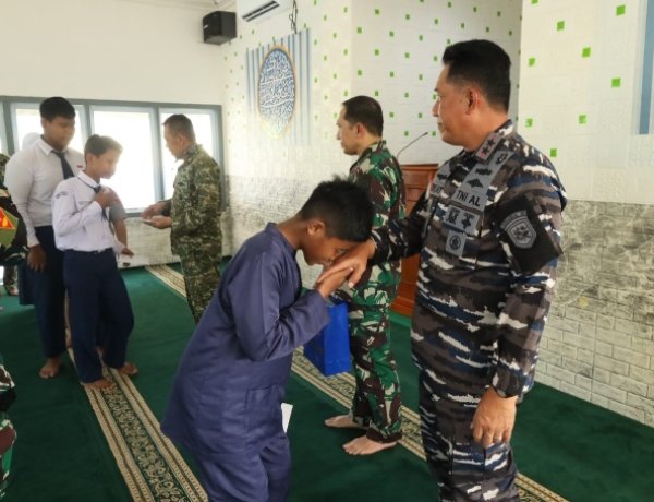 Mohon Doa Kesuksesan Latihan Operasi Terintegrasi TNI, TNI AL Gelar Sholat Hajat dan Santunan Anak Yatim