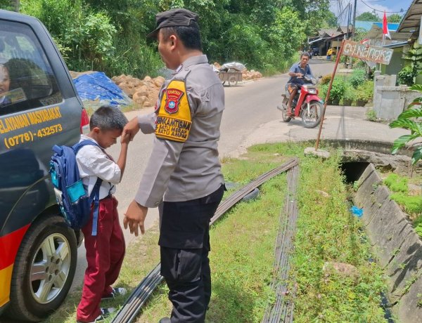 Antar Murid Hingga ke Rumah, Program Si Amru Polsek Batu Ampar Wujud Nyata Polri Hadir untuk Masyarakat
