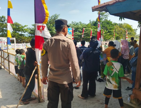 Semangat Sportivitas, Polsek Daik Lingga Amankan Turnamen Sepak Bola Pantai Sapar Cup I