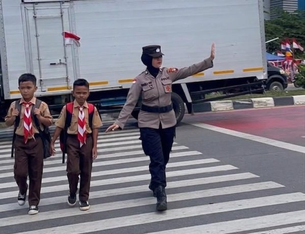 Jaga Keselamatan Pelajar, Polwan Polresta Barelang Atur Lalu Lintas di Depan SDN 001 Sungai Panas
