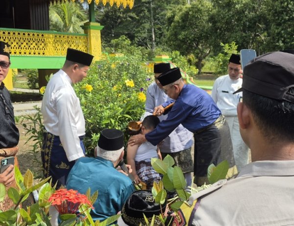 Lestarikan Kearifan Lokal, Polsek Daik Lingga Kawal Tradisi Mandi Safar Tahun 2026