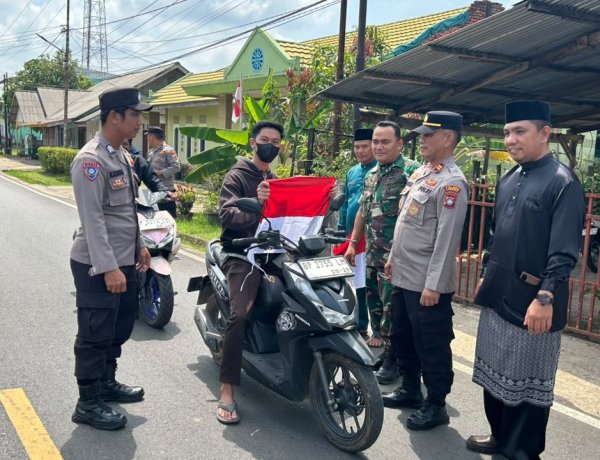 Bersinergi Semarakkan HUT RI, Polri-TNI dan Pemkab Lingga Bagikan Bendera