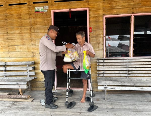 Polsek Daik Lingga Gelar Jumat Berkah, Salurkan Paket Sembako bagi Masyarakat