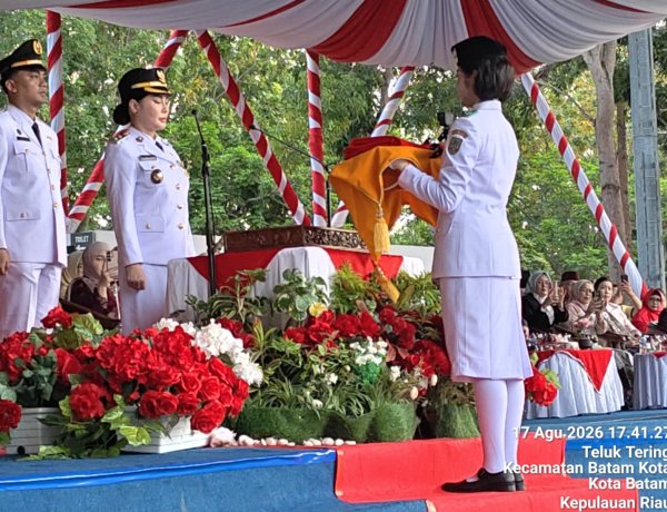 Polresta Barelang Hadiri Penurunan Bendera Merah Putih dalam Rangka HUT Ke-81 Kemerdekaan RI