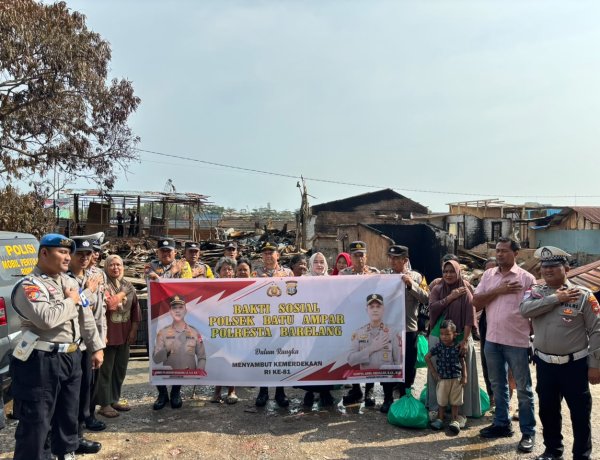 Polsek Batu Ampar Salurkan 50 Paket Sembako untuk Korban Kebakaran Pantai Stress