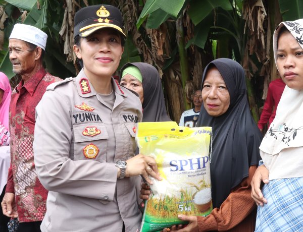 Kapolres Karimun Sambangi Polsek Buru, Bansos Disalurkan kepada 100 Warga