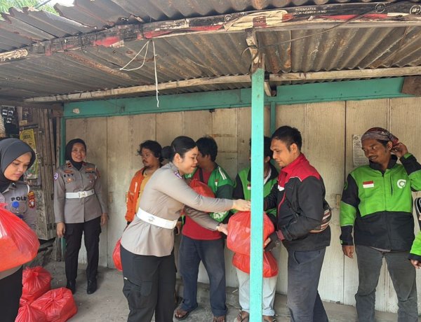 Polwan Polresta Barelang Berbagi Sembako dengan Driver Ojol di Tembesi