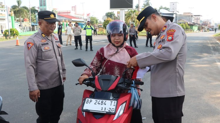 Sambut HUT RI Ke-81, Polres Lingga Gelorakan Nasionalisme Melalui Pembagian Bendera Merah Putih
