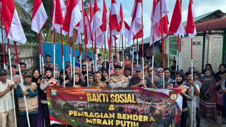 Sambut HUT ke-81 Kemerdekaan RI, Ditsamapta Polda Kepri Gelar Bakti Sosial dan Bagikan 100 Bendera Merah Putih