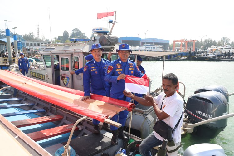 Ditpolairud Polda Kepri Bersama Masyarakat Kibarkan Semangat Kemerdekaan, Pasang 2.500 Bendera Merah Putih di Kapal Boat dan Kapal Pancung