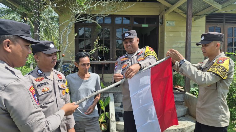 Polsek Daik Lingga Hadirkan Semangat Kemerdekaan Melalui Pembagian Bendera kepada Masyarakat