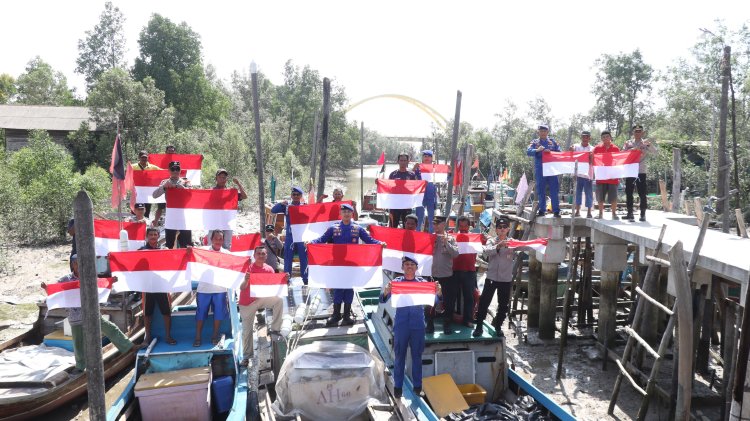 Polres Karimun dan Jajaran Polsek Bagikan dan Pasangkan Bendera Merah Putih, Ajak Masyarakat Semarakkan HUT RI Ke-81
