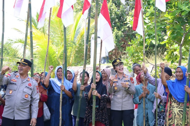 Bidhumas Polda Kepri Bersama Insan Pers Bagikan Ratusan Bendera Merah Putih dan Bansos di Belakang Padang