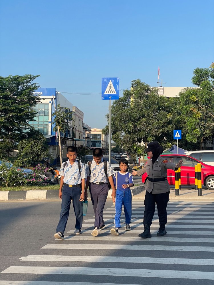 Pengaturan Lalu Lintas Pagi Hari, Polwan Polresta Barelang Pastikan Siswa SDN 001 Sungai Panas Menyeberang dengan Aman