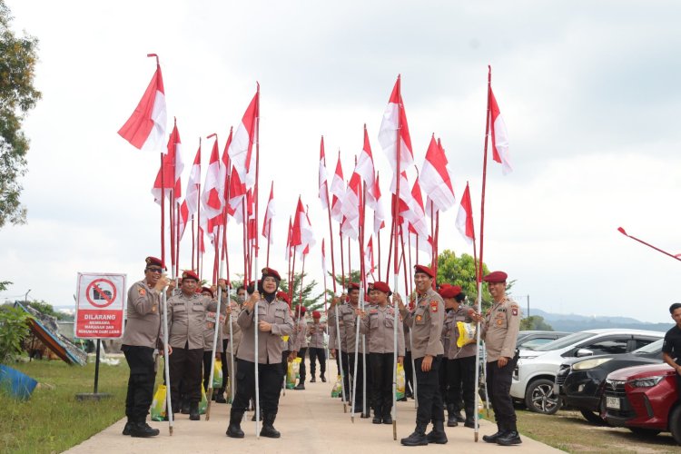 Ditresnarkoba Polda Kepri Bagikan 200 Bendera Merah Putih dan Sembako kepada Warga Tanjung Uma
