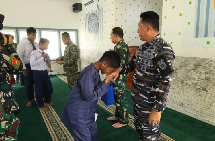 Mohon Doa Kesuksesan Latihan Operasi Terintegrasi TNI, TNI AL Gelar Sholat Hajat dan Santunan Anak Yatim