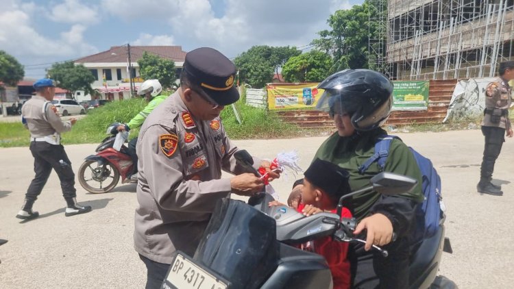 Polsek Bengkong Bagikan Bendera Merah Putih dan Salurkan Bantuan Sosial Sambut HUT Ke-81 Kemerdekaan RI