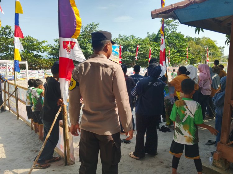 Semangat Sportivitas, Polsek Daik Lingga Amankan Turnamen Sepak Bola Pantai Sapar Cup I